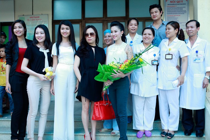 Từ trái qua: Người đẹp biển Ninh Hoàng Ngân, Diệp Hồng Đào, doanh nhân Linh Phượng, Hoa hậu Thu Thảo.