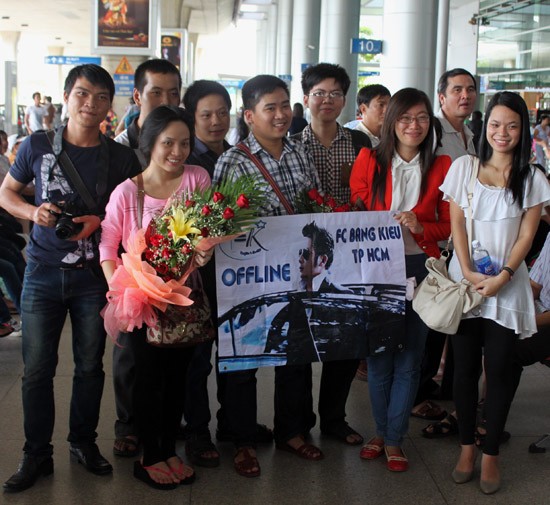 11h trưa 15/9, một số khán giả hâm mộ Bằng Kiều có mặt tại sân bay Tân Sơn Nhất để chào đón anh trở về Việt Nam. Trước đó, cộng đồng mạng xôn xao thông tin anh đáp chuyến bay từ Mỹ về lúc 9h sáng nay.