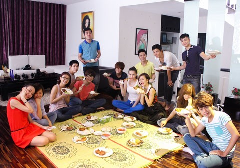 Các thành viên cùng nhau ăn uống và vui chơi trong không khí ấm cúng, vui vẻ.
