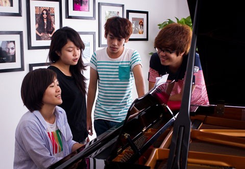 Các thành viên cùng bàn bạc để mang đến người hâm mộ những tiết mục hay nhất trong album "The best songs of team Hồ Ngọc Hà".