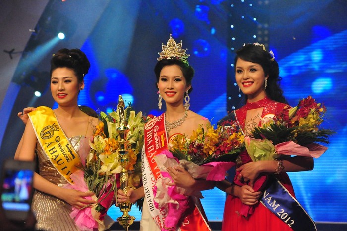 Đặng Thu Thảo (giữa) trong ngày đăng quang Hoa hậu Việt Nam năm 2012.