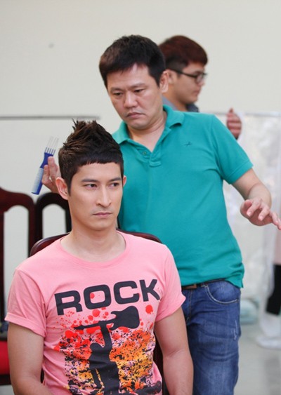 Diễn viên Huy Khánh, MC của chương trình cũng được 'chăm sóc' kỹ lưỡng.