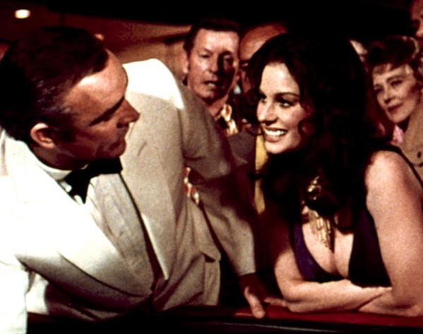 Mỹ nhân người Nga, Lana Wood, đóng cặp với Sean Connery trong tập phim "'Diamonds are Forever" năm 1971.