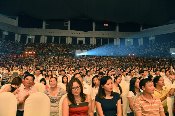 Cung Tiên Sơn (Đà Nẵng) đầy ắp khán giả đến ủng hộ Mr.Đàm dù trời mưa to.