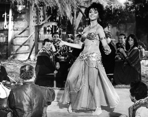 Một người đẹp khác góp mặt trong tập phim năm 1963 là Lisa Guiraut, vai một vũ công múa bụng.
