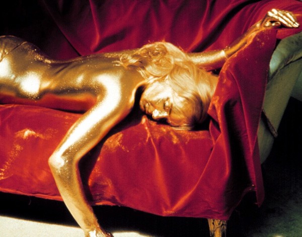Một mỹ nữ khác trong tập phim 1964 là Shirley Eaton, vai Jill Masterson. Cô để lại dấu ấn khó quên với hình ảnh toàn thân bị nhuộm vàng.