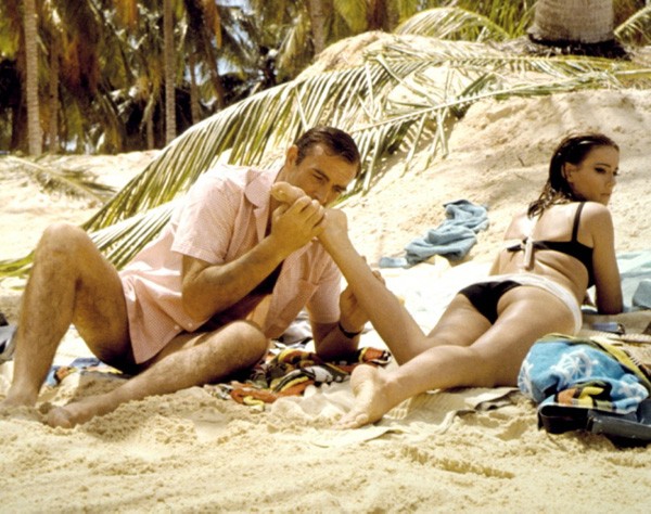 Claudine Auger, Hoa hậu Pháp, xuất hiện trong tập phim "Thunderball" năm 1965. Cô vào vai Domino Derval, cô gái đã phản bội lại ông chủ để giúp đỡ James Bond.