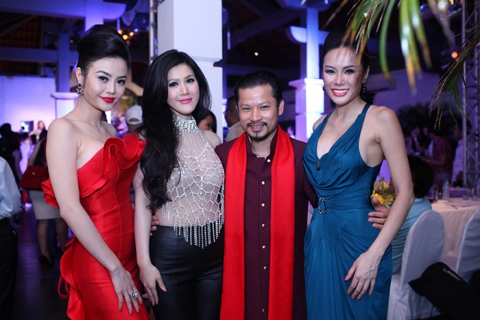 Julia Hồ đăng quang cuộc thi Hoa hậu người Việt hoàn cầu 2012 - đây chính là cuộc thi mà Ngọc Trinh từng đăng quang với rất nhiều tai tiếng, thị phi.