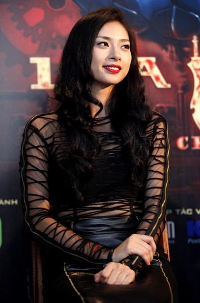 Ngô Thanh Vân cũng có vai diễn trong 'Lửa Phật'. Người đẹp sẽ vào vai cô gái xinh đẹp tên Ánh - vợ của nhân vật do diễn viên Thái Hòa thể hiện.