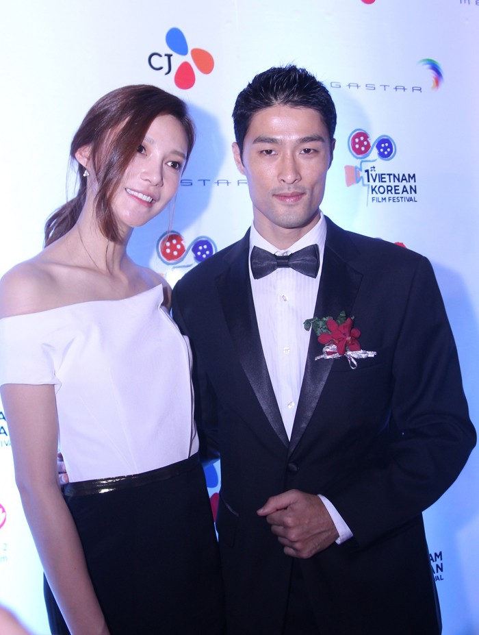 Nữ diễn viên Hàn Quốc Cha Ye-Ryeon và nam diễn viên Jonny Trí Nguyễn.
