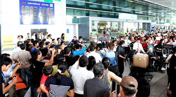 Rất đông phóng viên ảnh có mặt tại sân bay để chào đón gia đình Bằng Kiều.