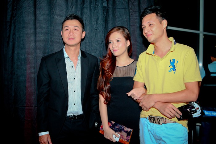 Vợ chồng Đan Lê - Khải Anh tay trong tay chụp hình cùng MC Anh Tuấn.