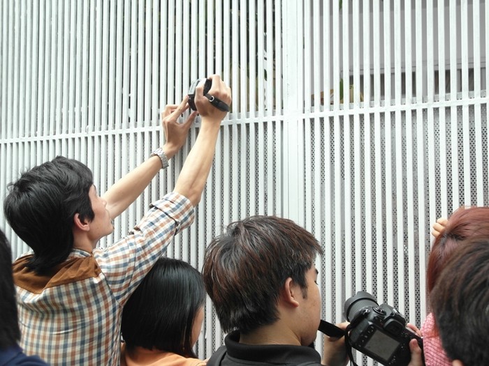 Đám cưới của Hà Tăng có rất nhiều bảo vệ để tránh sự lộn xộn vì vậy, các phóng viên chỉ có thể làm việc từ ngoài căn nhà.