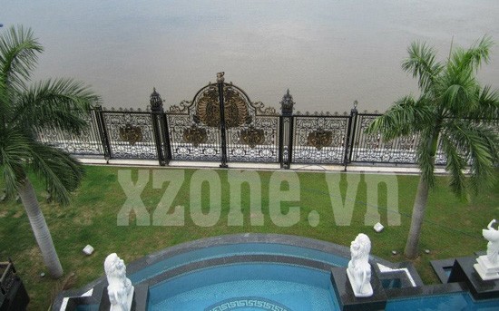 Bể bơi rộng rãi nhìn ra phía mặt sông Sài Gòn