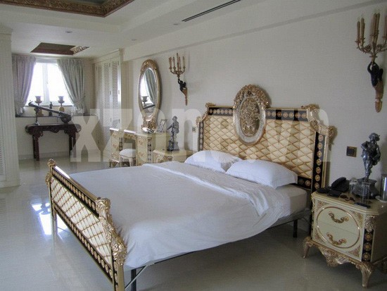 Bộ giường ngủ và bàn trang điểm sang trọng kết hợp tinh tế cùng những bức tượng nhỏ đặt xung quanh.