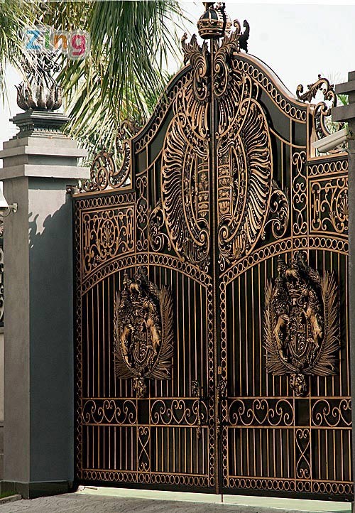 Cánh cổng ngôi biệt thự.