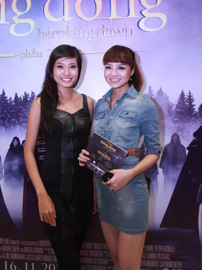 Tại cuộc thi Hoa hậu VN 2012, Ninh Hoàng Ngân gây chú ý bởi má lúm đồng tiền và nụ cười rạng rỡ.