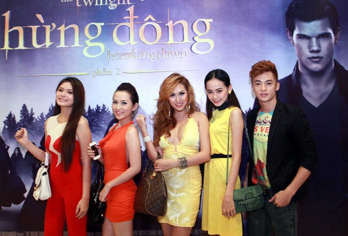 Phi Thanh Vân ăn mặc gợi cảm nhất trong số các ngôi sao tới tham dự lễ công chiếu phim.