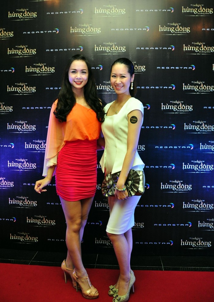 Ngọc Anh tỏ ra hơi lóng ngóng khi tạo dáng chụp ảnh cạnh Hoa hậu Dương Thùy Linh.