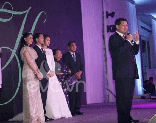 Mới đây, một bức hình duy nhất trong đám cưới Tăng Thanh Hà đã bị hé lộ. Trong ảnh, bố mẹ Tăng Thanh Hà và bố mẹ Louis Nguyễn lên sân khấu cảm ơn quan khách đã đến mừng đám cưới đôi trẻ.