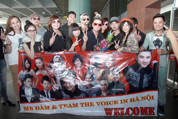 Một số fan hâm mộ đã ra sân bay chào đón thần tượng và các thành viên The Voice.