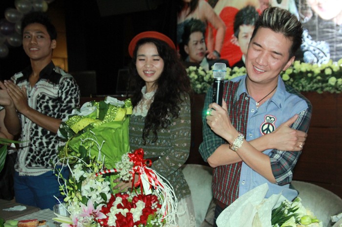 Mr Đàm đón sinh nhật muộn cùng các con cưng The Voice tại Hà Nội. Ảnh: Văn Trinh