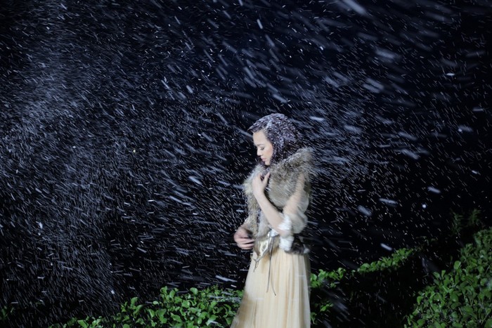 Hình ảnh công chúa với những bông tuyết kết lại chiều dài của một câu chuyện trong MV thể hiện những góc cạnh cô đơn, lạnh lẽo, nhưng vẫn luôn kiếm tìm một tình yêu đẹp.