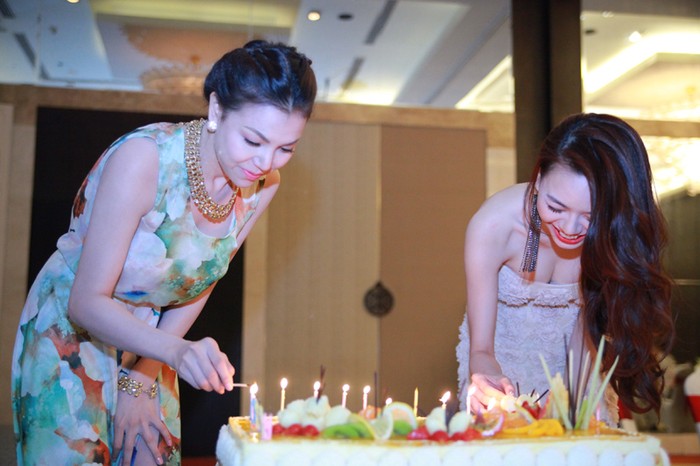 Sau buổi họp báo, Trà Hằng gây bất ngờ cho người bạn thân với chiếc bánh sinh nhật lớn.