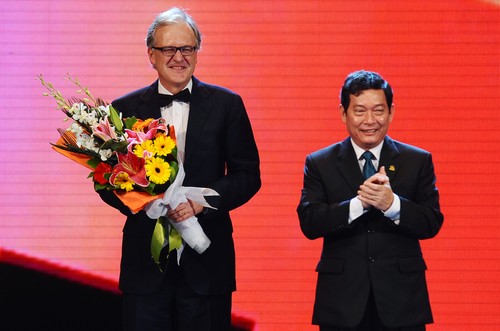 Thứ trưởng Văn hóa Thể thao Du lịch, Huỳnh Vĩnh Ái, thay mặt Ban tổ chức tặng hoa cho đạo diễn người Đức, Jan Schuette, Trưởng Ban giám khảo phim truyện.