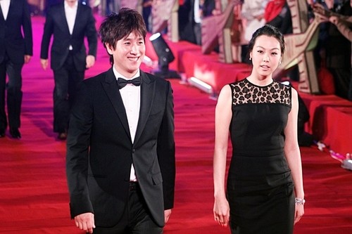 Hai sao Hàn Quốc sang Hà Nội dự LHP lần này là Lee Sun-gyu (phim "Tiệm Cafe hoàng tử") và Kim Min-hee (phim "Chị dâu 19 tuổi"). Sự xuất hiện của họ trên thảm đỏ khiến khán giả trở nên cuồng nhiệt và không ngừng hò reo. Ảnh: Nguyên Minh.