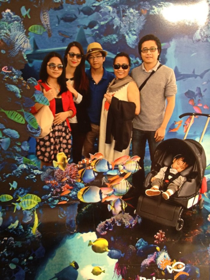 Nguyễn Việt Trung (đứng giữa) cùng gia đình.