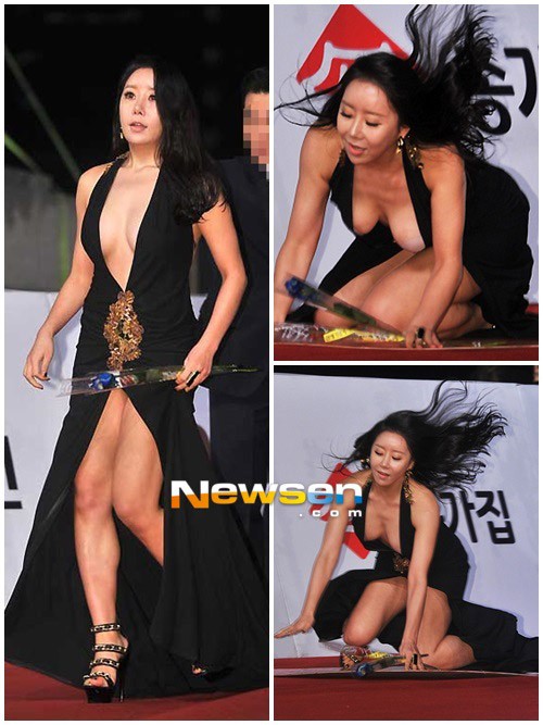 Tuy nhiên, sự kiện tối qua đã xảy ra một tai nạn khá bẽ mặt khi nữ diễn viên Ha Na Kyung diện bộ váy xẻ ngực táo bạo xuất hiện trên thảm đỏ. Cô vô tư tạo dáng, để lộ cả miếng dán che ngực qua lớp vải mỏng. Thảm họa hơn, người đẹp này còn bị ngã khi đi tới bục. Cú ngã bất ngờ khiến toàn bộ vòng 1 của Ha Na Kyung bị trượt khỏi váy, lồ lộ trước ống kính.