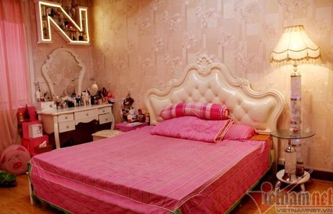 Phòng ngủ của Quỳnh Nga với màu hồng là chủ đạo.
