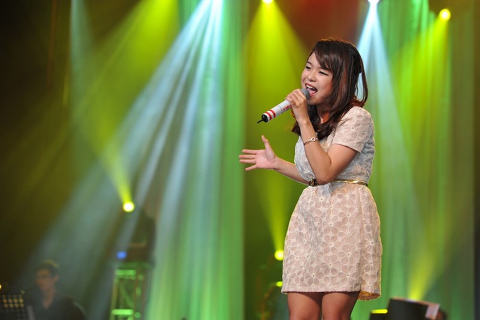 Tiếp đến là sự trở lại của cô ca sĩ Giọng hát Việt Thái Trinh với ca khúc “Cười lên em” do chính cô sáng tác và trình bày. Ca khúc được phối khí bởi Hoàng Anh.