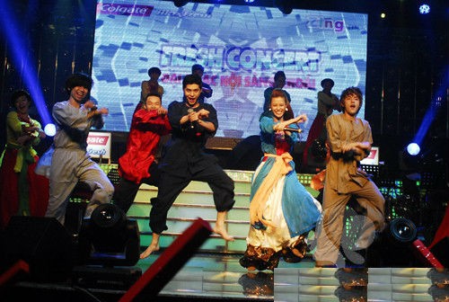 Noo Phước Thịnh, Ông Cao Thắng, nhạc sĩ Hoàng Tôn, Đông Nhi máu lửa với Gangnam Style.