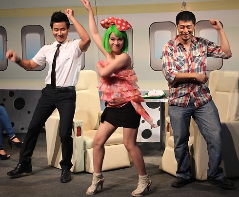 Nam đạo diễn (phải) được yêu cầu thực hiện các động tác nhảy ngựa của điệu Gangnam Style nổi tiếng. Ban đầu, Charlie Nguyễn còn có vẻ e dè. Về sau, anh càng mạnh dạn để học điệu nhảy.