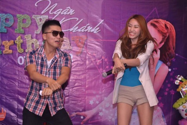 Ngân Khánh cười cùng MC Ngọc Trai thực hiện điệu nhảy Gangnam Style