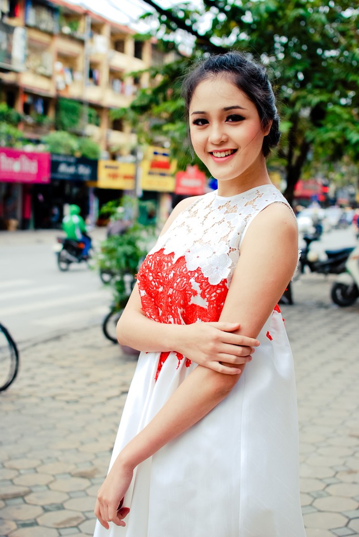 Trong đêm biểu diễn thời trang tối ngày 7/12 tới đây của tuần lễ thời trang Xuân Hè 2013 hội tụ các gương mặt nhà thiết kế Việt nổi tiếng, Á hậu Hoàng Anh sẽ trình diễn những mẫu sưu tập mới nhất của nhà thiết kế Thương Huyền.