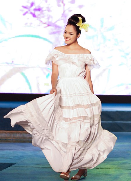 Tối 6/12, trong chương trình Vietnam Fashion Week xuân hè 2013 diễn ra tại Hà Nội, Á hậu Hoàng Anh được chọn làm người mẫu trình diễn đặc biệt trong bộ sưu tập của nhà thiết kế Bích Hà.