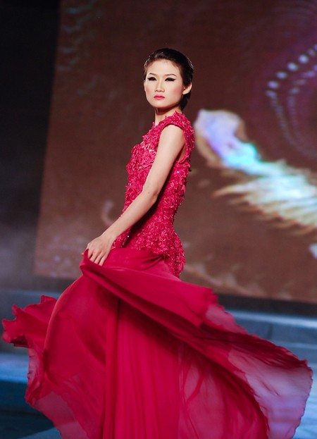 Á quân Vietnam's Next Top Model Kha Mỹ Vân từng có vài năm kinh nghiệm catwalk và chinh chiến trong các cuộc thi người mẫu nên trình diễn rất tự tin.