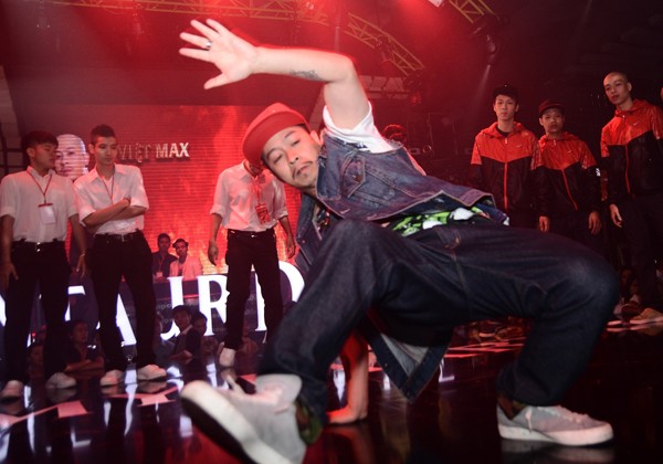 Giám khảo Việt Max chứng tỏ kỹ thuật nhuần nhuyễn, chuẩn xác trong bộ môn nhảy hiện đại.