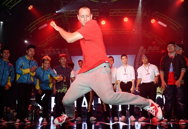 Bboy Ynot khiến các thí sinh trầm trồ khi trổ tài nhảy hip hop rất ấn tượng.