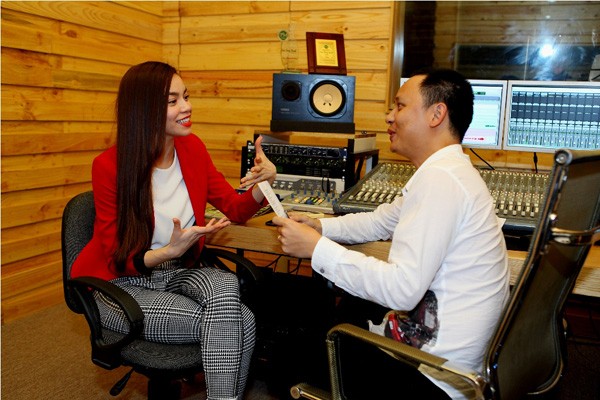 Cô trao đổi kỹ lưỡng ý tưởng với nhạc sĩ Nguyễn Hải Phong. Ba ca khúc 'Auld lang syne', 'We wish you a merry christmas', 'Happy new year' sẽ được remix thành liên khúc.
