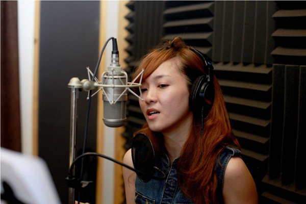 Nhạc sĩ Nguyễn Hải Phong giúp Đinh Hương phân chia bài hát.