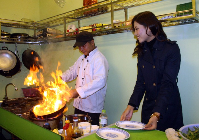 Nguyễn Thị Loạn tự tay chuẩn bị đồ ăn cho mọi người.