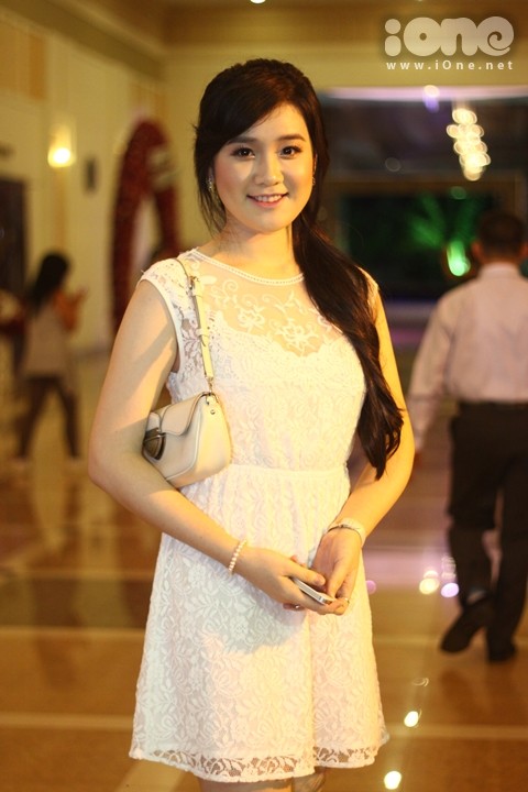 Miss Teen 2009 Xuân Mai đã vượt đường sá xa xôi từ TP HCM đến Đồng Nai dự đám cưới đàn chị Huyền Trang của mình. Xuân Mai diện bộ đầm ren trắng rất giản dị, sử dụng những phụ kiện cũng cùng tone màu trắng.