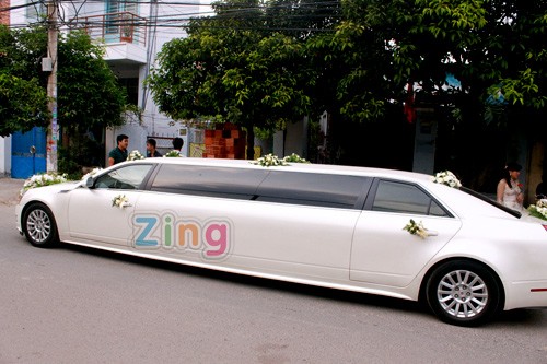 Trước đó, chú rể đã rất hồ hởi lên chiếc limousine để rước dâu. Tại nhà Huyền Trang, cả hai đã làm lễ với nụ cười ngập tràn hạnh phúc.