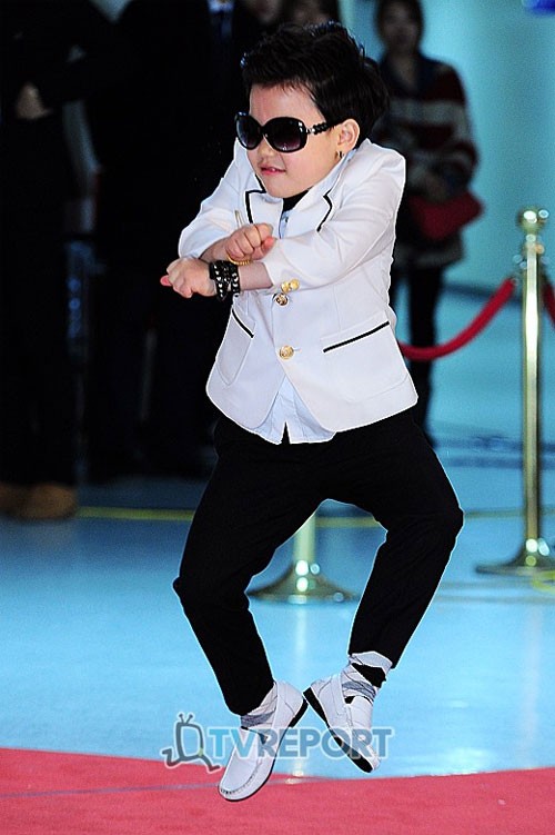 Trên thảm đỏ "2012 Melon Music Awards" tối 14/12, Hwang Min Woo - "PSY nhí" từng gây ấn tượng với điệu nhảy ngựa trong "Gangnam Style" khiến khán giả không khỏi thích thú khi trình diễn những bước nhảy điêu luyện.