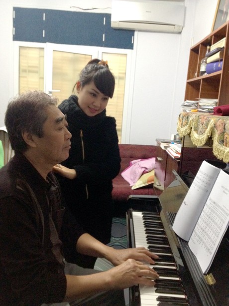 Khánh Ly tập hát với NSND Quang Thọ.