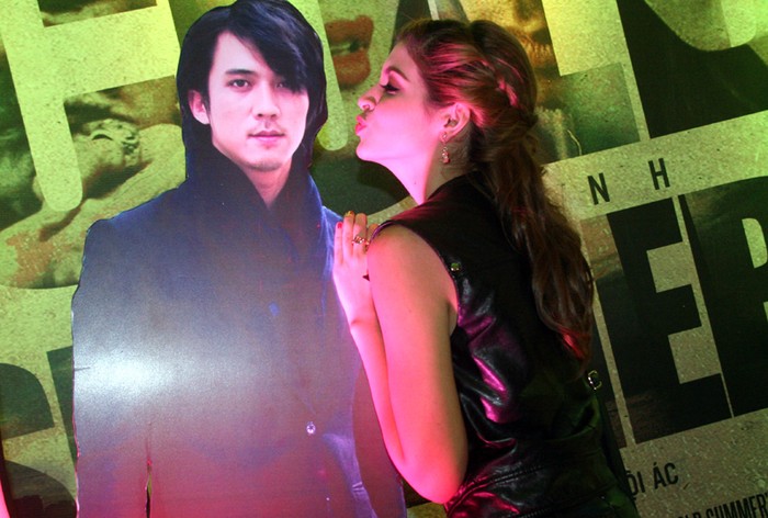 Andrea hôn gió bức hình của nhân vật chính trong phim - người mẫu Hà Việt Dũng.